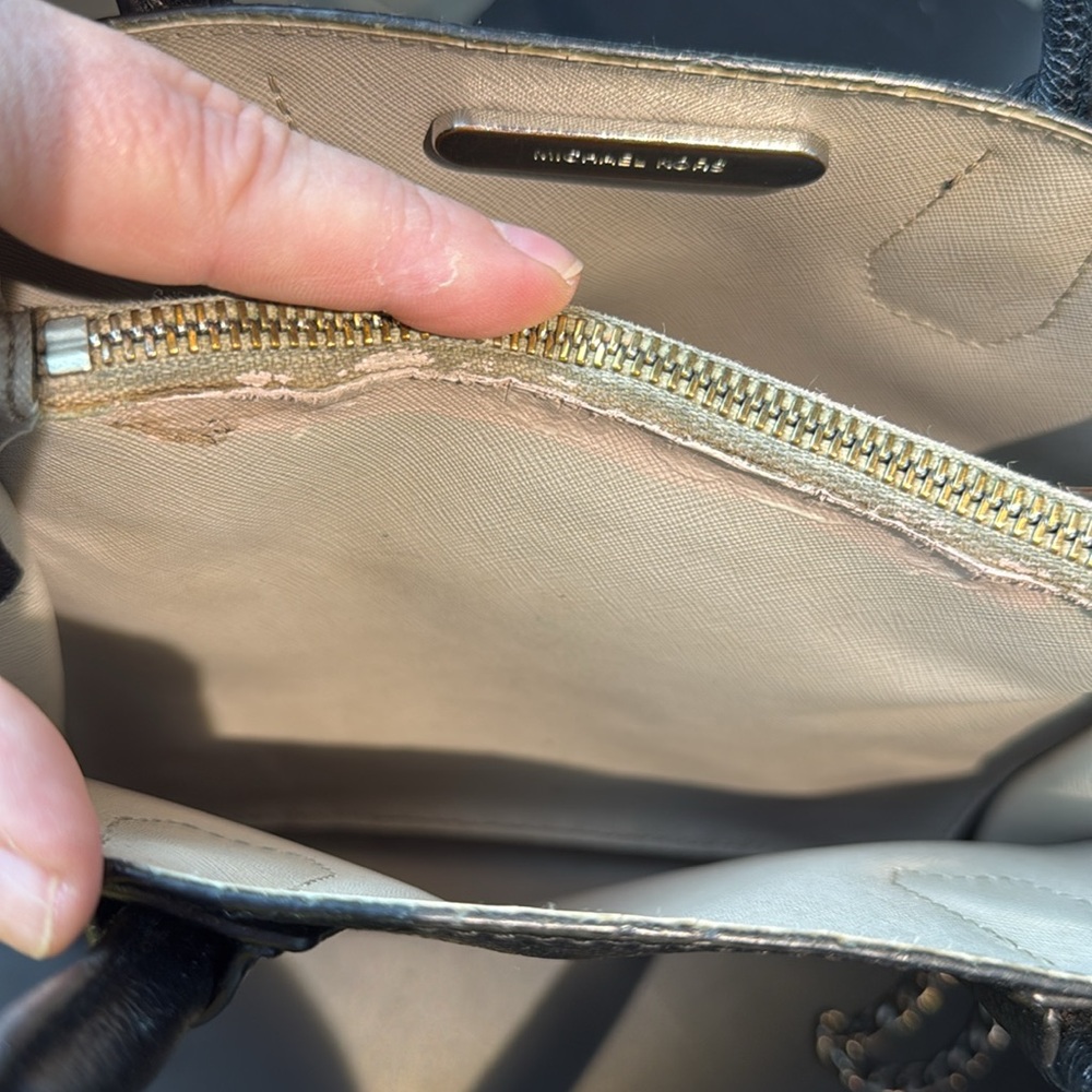 MICHAEL MICHAEL KORS
Extra-Small Leather Crossbody Bag - Picture 7 of 12